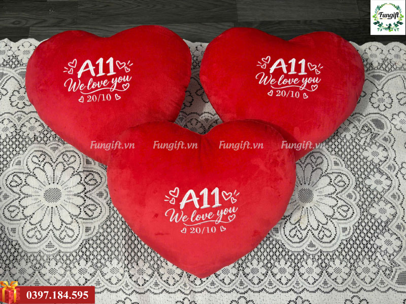 Gối trái tim in thêu logo