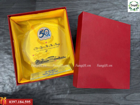 Kỷ niệm chương pha lê kỷ niệm 50 năm