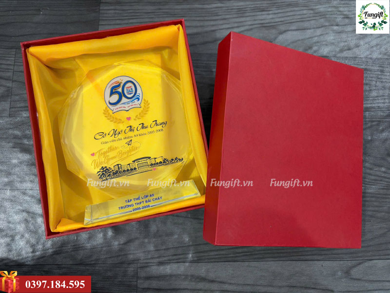 Kỷ niệm chương pha lê kỷ niệm 50 năm